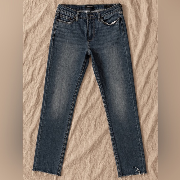 Banana Republic Raw Hem Premium Denim Girlfriend Jeans Size 30P - Picture 2 of 10